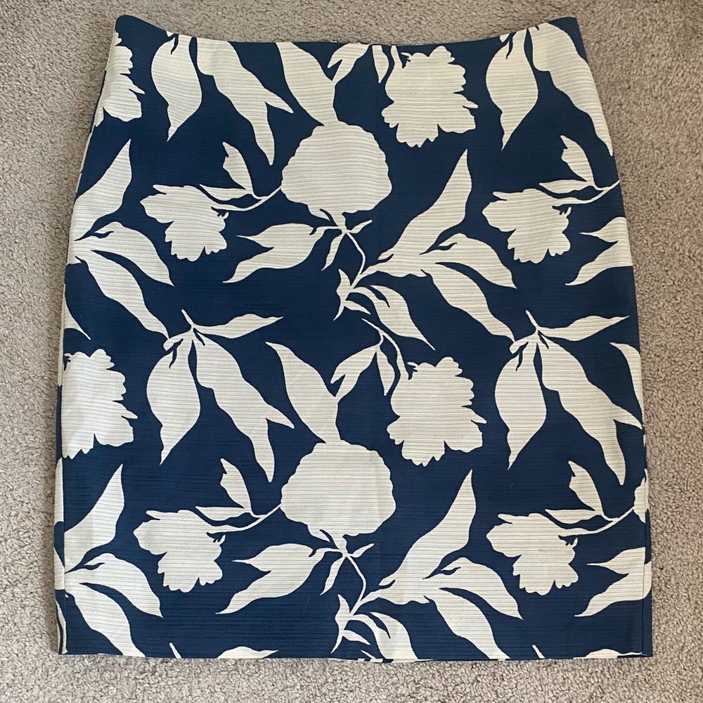 Ann Taylor Factory Lined Blue and White Floral Pencil Skirt